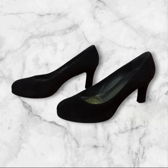 Stuart Weitzman Shoes - Stuart Weitzman size 6 m Black Suede Pump EUC 3 in heel